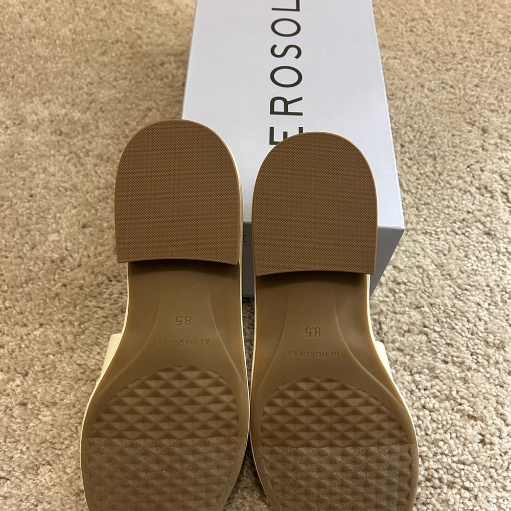 Brand new AEROSOLES Women's Cream Flats with Gold Accent - Picture 2 of 3
